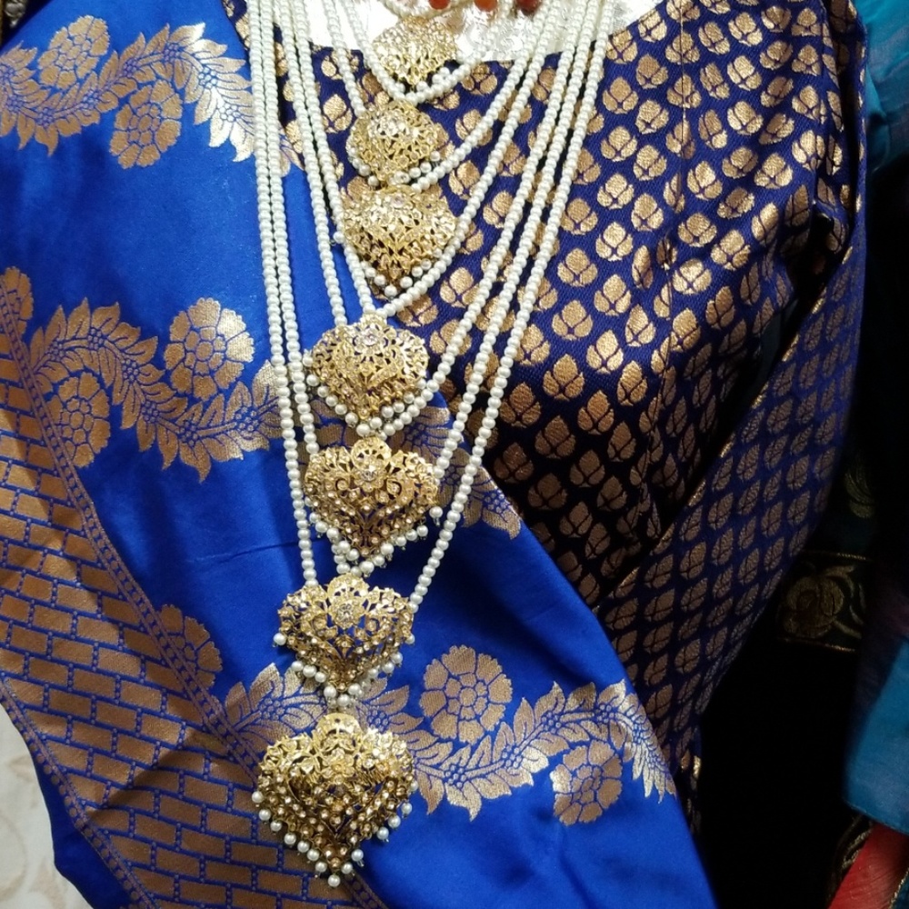 Neckline with earrings set